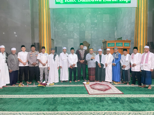 Dandim) 1628/Sumbawa Barat Letkol Inf Andri Karsa S.Sos M.Han,. bersama Bupati.Sumbawa Barat H.Amar Nurmansyah, ST.,M.Si berpoto bersama jamaah usai peringatan Nuzulul Qur'an di Masjid Agung Darussalam Sumbawa Barat, Minggu (16/03/2025).