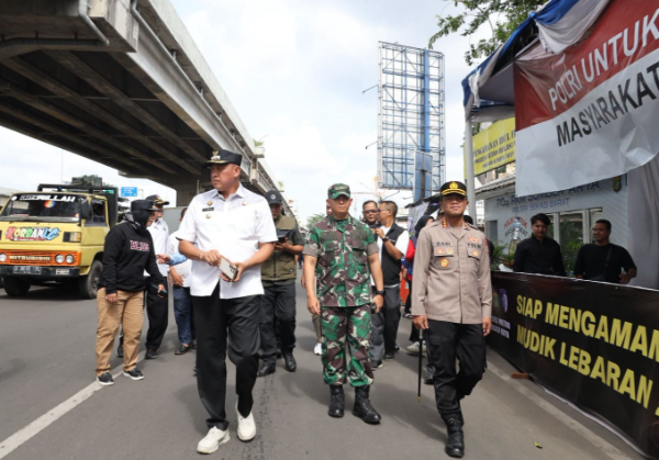 Wali Kota Bekasi saat melakukan inspeksi kesiapan angkutan dan Jalur mudik lebaran tahun 2025 M/1446 H., Jum'at (21/3/2025).