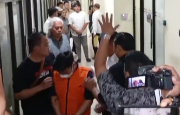 Pelaku penganiaya Satpam Rumah Sakit Mitra  Keluarga  Bekasi usai ditangkap Satreskrim Polres Metro Bekasi Kota di Bandara Soekarno Hatta.