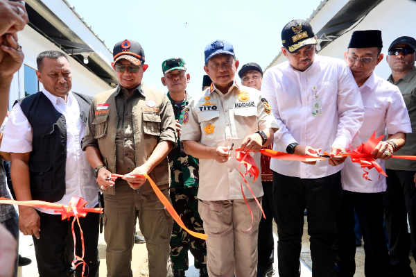 Ketua Satgas PRR Muhammad Tito Karnavian meresmikan hunian sementara (huntara) bagi korban bencana di Simarpinggan, Tapanuli Selatan, Sumatera Utara. Kamis, (5/2/2026).