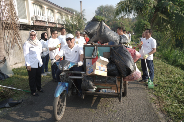 PTPN IV PalmCo bergerak cepat menindaklanjuti arahan Presiden Prabowo Subianto melalui aksi corve serentak di berbagai unit kerja. Langkah ini menjadi wujud nyata komitmen BUMN perkebunan sawit dalam mendukung Indonesia Asri dan penguatan budaya hidup bersih serta keberlanjutan lingkungan.