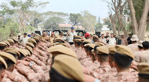 Mendagri Tito Karnavian saat memimpin apel Praja IPDN yang membantu pembersihan lumpur di Aceh Tamiang, Rabu (1/4/2026).