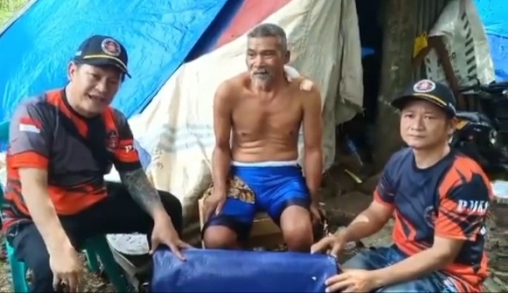 Ketua Umum PMKS Perwakilan wilayah Jakarta, Bong Hon Kiun saat menyerahkan bantuan