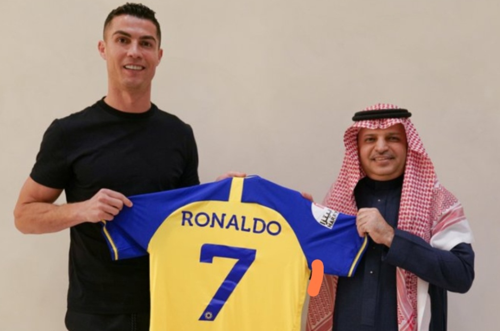Portugal Cristiano Ronaldo (kiri) berfoto bersama Presiden klub sepak bola Al Nassr Musalli Al Muammar (kanan) dengan jersey bernomor punggung 7 di Riyadh
