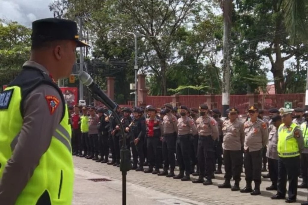 Apel gelar pasukan Tim gabungan di Polresta Pontianak dalam rangka pengamanan puncak perayaan Cap Go Meh