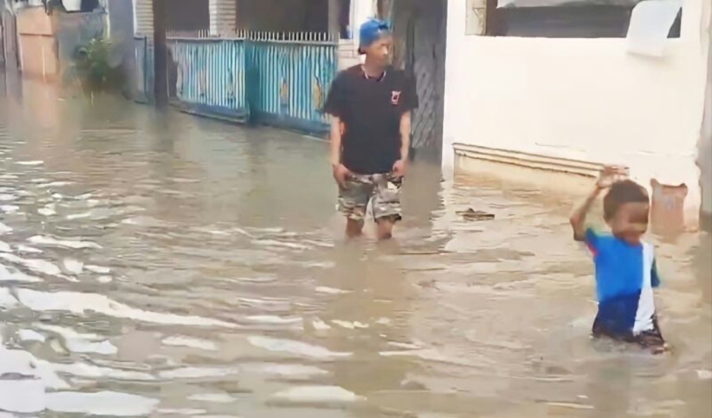 Banjir di RW 04 Kelurahan/Kecamatan Makasar, Jakarta Timur, Rabu (31/1/2024).