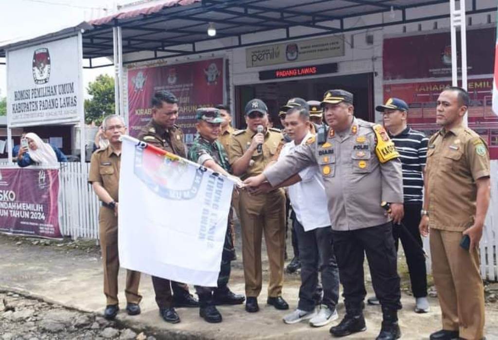 PJ Bupati Palas Dr. Edy Junaedi, S.STP., M.Si bersama Kapolres Palas AKBP Diari Astetika S.IK, saat melepas logistik pemilu tahun 2024, dari gudang logistik KPU Palas. (sp1)