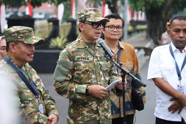 Wamendagri Bima Arya saat memberikan  keterangan kepada  awak media di Akmil Magelang, Jumat (21/2/2025).