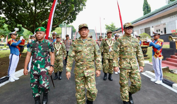 Mendagri Tito Karnavian dengan berseragam komcad saat menyambut kedatangan Kepala Daerah peserta retreat di Akmil Magelang, Jumat (21/2/2025).