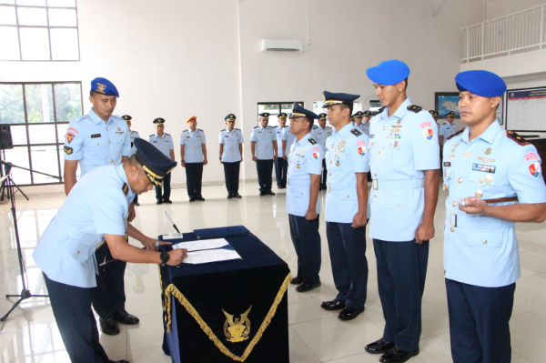 Prosesi serah terima Jabatan Kepala Dinas Operasi (Kadisops) dan Komandan Satuan Polisi Militer Angkatan Udara (Dansatpomau) Lanud Husein Sastranegara, Sabtu (22/2/2025)