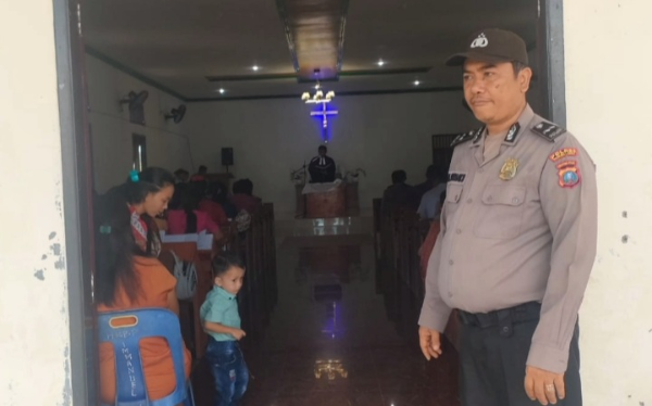 Personil Polsek Barteng, Aipda M Surbakti Melaksanakan Minggu Kasih di HKBP Imanuel, Desa Siboris Dolok, kecamatan Barteng, Kabupaten Palas. (AH/ist)