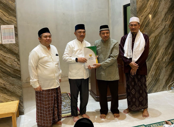 Wakil Wali Kota Bekasi Abdul Haris Bobihoe saat disambut Tokoh Masyarakat Jatisampurna dalam Taraweh Keliling di Masjid Nurul Iman, Jatirangga, Jatisampurna, Kota Bekasi.