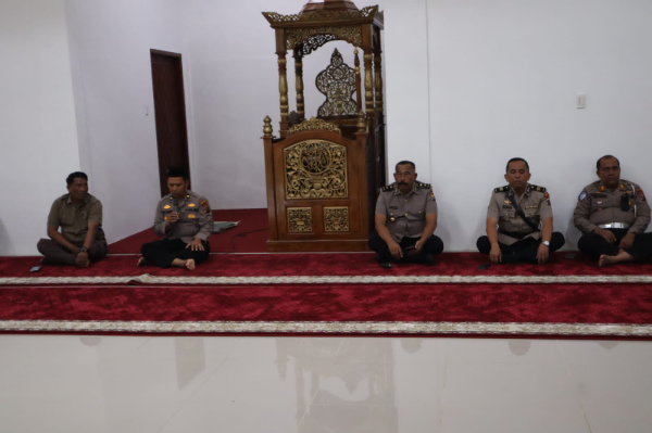 Personil Polres Palas melaksanakan kegiatan Binrohtal di Masjid Al-Amanah Polres Palas (And)