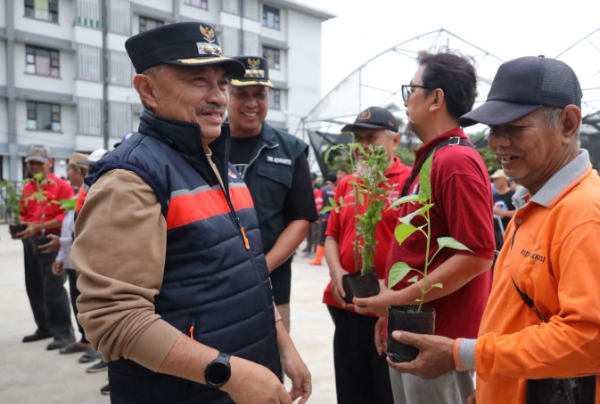 Wakil Wali Kota Bekasi Abdul Haris Bobihoe saat menghadiri apel gabungan di Komplek Rusunawa Bekasi Timur, Jumat (7/3/2025) / Poto Dendi.
