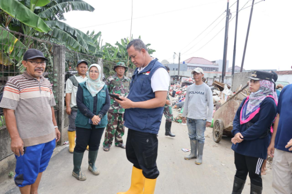 Wali Kota Bekasi Tri Adhianto saat sidak di RW 07, Kelurahan Bekasi Jaya, Kecamatan Bekasi Timur  pasca Banjir.