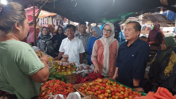 Gubernur Provinsi Nusa Tenggara Barat (NTB) Dr. H. Lalu Muhamad Iqbal, saat mengunjungi Pasar Tanah Mira di Kabupaten Sumbawa Barat (KSB), Minggu pagi (09/03/2025).