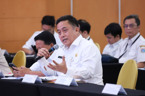 Sekda Kabupaten Bekasi, Dedy Supriyadi, saat memberi paparan dalam rapat koordinasi bersama Direktorat Sumber Daya Air Kementerian PUPR) serta Pemprov .Jawa Barat di Jakarta, Rabu (19/03/2025).