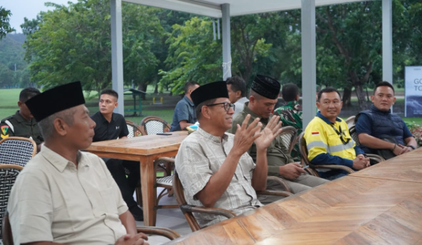 Danrem 162/Wira Bhakti Brigjen TNI Moch. Sjasul Arief, saat buka puasa bersama PT AMMAN beserta rombongan di Kaleang Golve Restoran PT. AMMAN Desa Sekongkang Atas Kecamatan Sekongkang Kabupaten Sumbawa Barat Rabu (19/03/25).