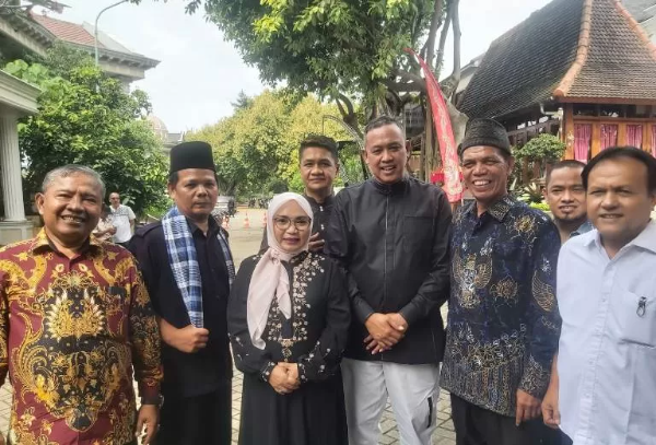 Pengurus PGIS Kota Bekasi foto bersama Wali Kota Bekasi Tri Adhianto didampingi istri Wiwiek Hargono saat mengadiri open house di kediaman Wali Kota Bekasi. Limitnews/Istimewa
