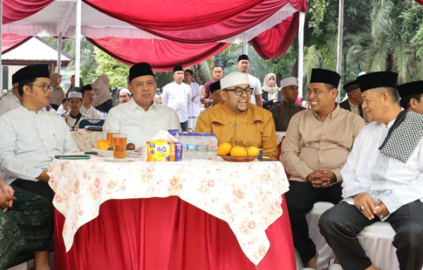Lebaran Ketupat 2025 Masjid Agung Al Barkah Kota Bekasi di hadiri Wali Kota Bekasi Tri Adhianto dan Ustadz Kondang Ustadz Taufikurrohman atau Ustadz Pantun, Senin (7/4/2025).