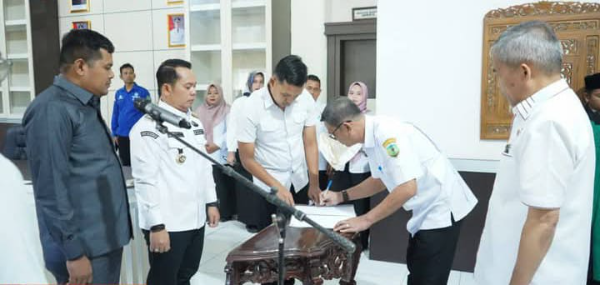 Bupati Palas Putra Mahkota Alam Hasibuan, SE, saat menyerahkan SK PNS diruang kerjanya di Pemkab Palas, Rabu (16/4/2025).