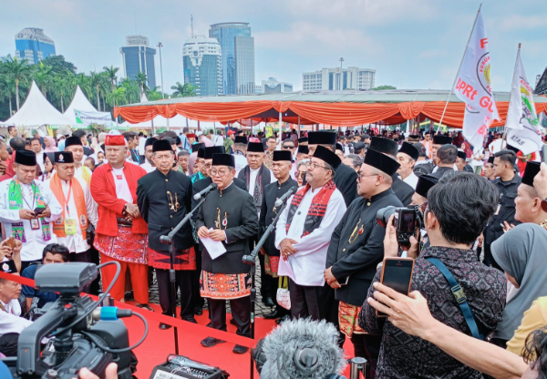 Gubernur DKI Jakarta Pramono Anung bersama Wakil Gubernur Rano Karno saat membuka Lebaran Betawi 2025 di Monas, Sabtu (26/4/2025).