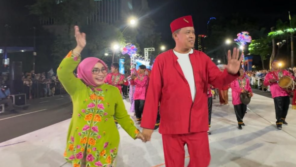 Wali Kota Bekasi, Tri Adhianto, bersama istri yang juga Ketua TP PKK Kota Bekasi, Wiwiek Hargono, saat menghadiri Munas VII APEKSI yang diselenggarakan di Surabaya, Kamis 8/5/2025).