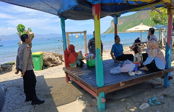 Personil Polsek Taliwang saat patroli di lokasi wisata pantai yang banyak dikunjungi wisatawan lokal untuk mencegah gangguan kamtibmas.