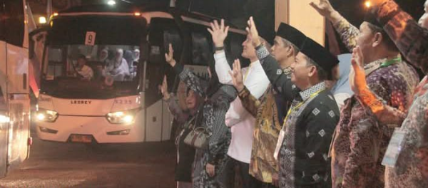Bupati Palas Putra Mahkota Alam Hasibuan bersama Wakil Bupati Palas H. Achmad Fauzan Nasution saat melepas keberangkata jamaah calon haji Kabupaten Palas. (And/ist)