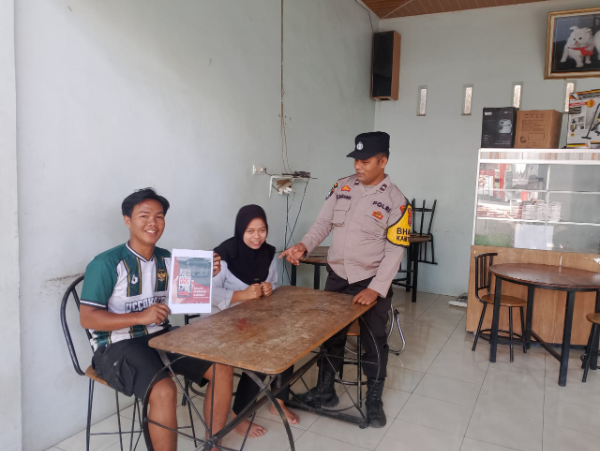 Bhabinkamtibmas Posek Sosa Aipda Wahyunan Saragih sedang melakukan Sosialisasi Tolak Premanisme kepada Masyarakat di wilayah hukumnya. (And/ist)