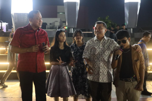 Wali Kota Bekasi Tri Adhianto dan Wakil Wali Kota Bekasi Abdul Haris Bobihoe  Nongkrong Syahdu bareng warga Kota Bekasi di Plaza Patriot Candrabhaga 