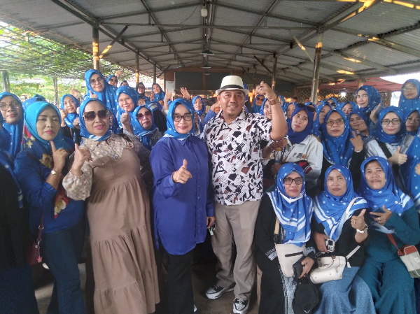 Ketua DPC PUAN Bekasi Utara Suryana dan Pembina sekaligus ketua DPC PAN Bekasi Utara Lukman Hakim berpoto bersama ratusan anggota PUAN Bekasi Utara di acara Arisan di Kebon Jagung Harapan Indah, Senin (16/6/2025).