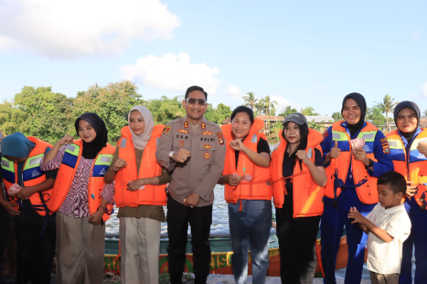 Kapolres Lombok Tengah, AKBP Eko Yusmiarto, S.I.K., saat membuka Lomba Balap Sampan dalam rangka memeriahkan Hari Bhayangkara ke-79 di Sungai Kampung Laku, Kelurahan Prapen, Kecamatan Praya.