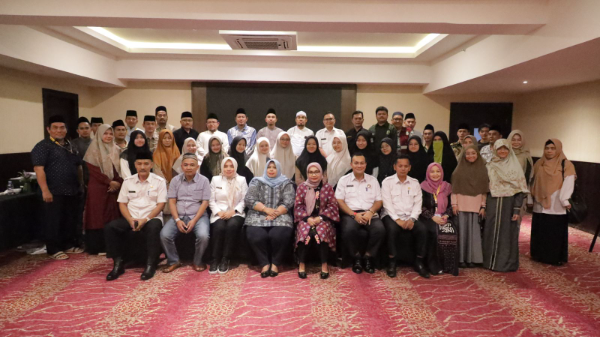 Ketua TP PKK Kota Bekasi Wiwiek Hargono  saat mengunjungi peserta kafilah Kota Bekasi di gelaran Musabaqah Tilawatil Qur'an (MTQ) ke-39 Tingkat Provinsi Jawa Barat di Hotel Grand Sunshine Sorean, Kab. Bandung. 