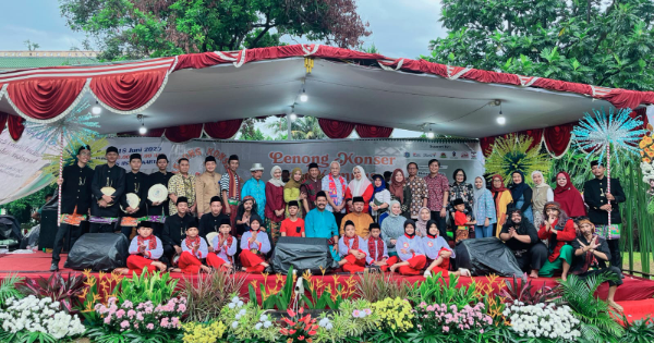 Poto Bersama anggota sanggar seni budaya Si Pitung, Rawa Belong, Jakarta Barat,dengan Kampus Tercinta IISIP Jakarta dalam acara panggung seni “Lenong Konser di Kampus”