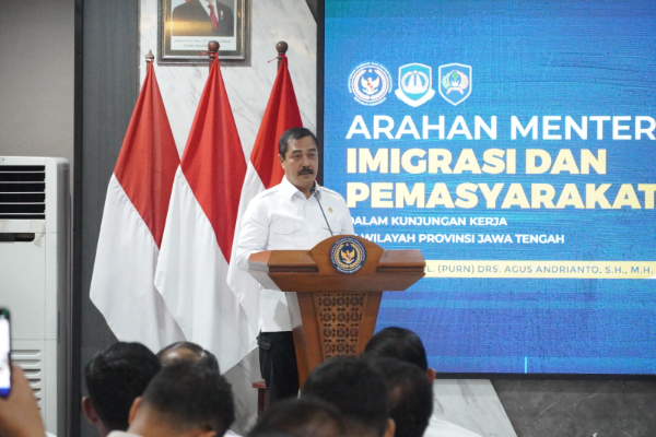 Menteri Imigrasi dan Pemasyarakatan Republik Indonesia, Agus Andrianto sedang memberikan pengarahan penguatan fungsi dan tugas di Kantor Imigrasi Kelas I TPI Semarang, Selasa (17/6/2025).