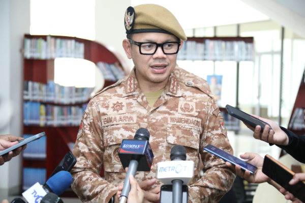 Wamendagri Bima saat memberikan keterangan kepada  awak media di Kampus IPDN  Jatinangor, Kabupaten Sumedang, Jawa Barat, Minggu (22/6/2025).