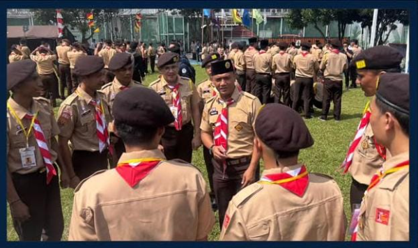 Menimipas  Agus Andrianto saat membuka Perkemahan Satya Darma Bakti Pemasyarakatan di Lapangan Lapas Cibinong, Senin (23/06/2025).