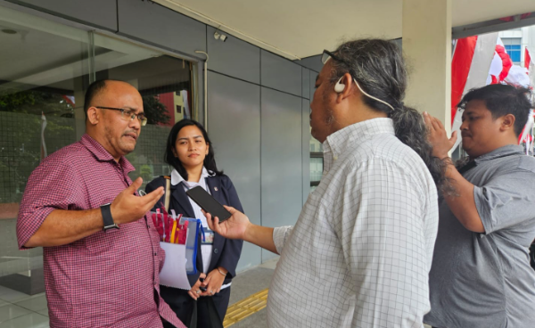Pengacara korban Hendricus Sidabutar dan Yuni Ginting saat memberikan keterangan kepada awak media di Polres Jakbar, Senin (30/6/2026).