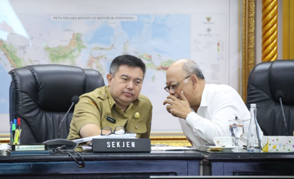 Sekjen Kemendagri, Tomsi Tohir, saat rapat koordinasi secara hybrid dari Ruang Sidang Utama (RSU) Kantor Kemendagri, Jakarta, Senin (7/7/2025).