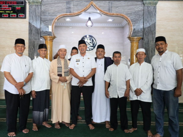 Wali Kota Bekasi, Tri Adhianto, saat Jumat Keliling (Jumling) di Masjid Al Istiqomah, Kelurahan Harapan Jaya, Kecamatan Bekasi Utara, Jumat (11/7/2025).