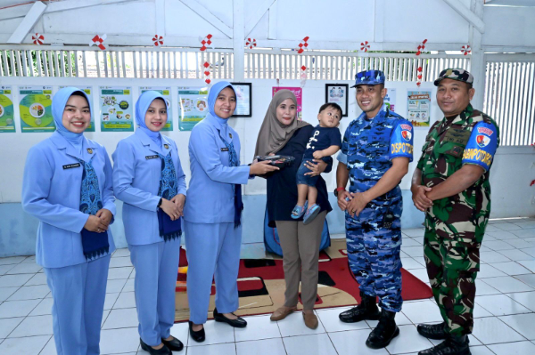 Lanud Husein Sastranegara saat mendistribusikan makanan bergizi gratis kepada ibu hamil secara simbolis untuk cegah stunting di Posyandu Perkutut I serta dengan metode door to door. Selasa (15/7/2025).