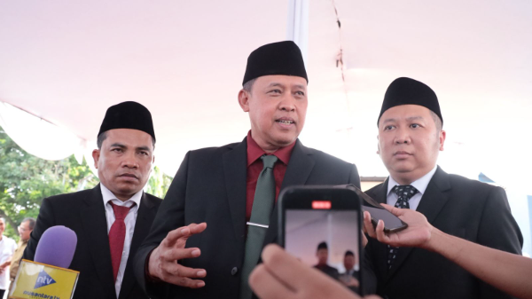 Wali Kota Bekasi Tri Adhianto  saat memberikan keterangan kepada awak media didampingi Direktur Utama PT Mitra Patriot David Hendradjid Rahardja dan Direktur Utama PT Sinergi Patriot Aldo Sirait usai pelantikan.
