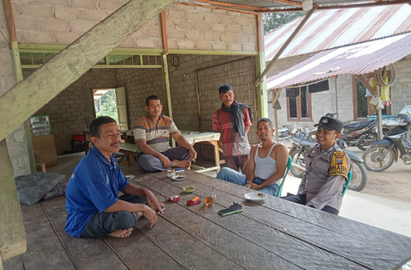 Bhabinkamtibmas Polsek Barteng Polres Palas, Bripka Mhd Firman Syah melaksanakan sambang desa binaanya. (And/ist)