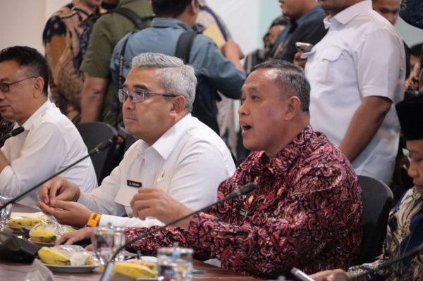 Wali Kota Bekasi, Tri Adhianto saat hadir Rakor bersama Menko Pangan Zulkifli Hasan, Mendagri Tito Karnavian, dan Menteri LiHK Hanif Faisol Nurofiq. di Kantor Kemenko Bidang Pangan, Kamis (17/7/2025).