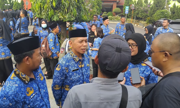 Kepala BKPSDM Kota Bekasi Drs. Hudi Wijayanto, M.Si. saat memberikan keterangan kepada awak media usai penyerahan SK PPPK tenaga kesehatan, Kamis (17/7/2025)