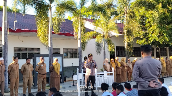 Kapolsek Sosa AKP Eko Ady Ranto, SH, MH bertindak sebagai pemimpin apel pagi dalam Police Goes To School di SMKN 1 Sosa. (And/ist)