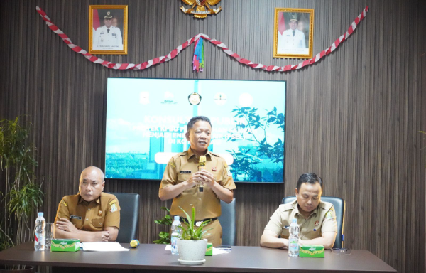 Sekda Kota Bekasi Ahmad Junaedi saat hadir dalam diskusi publik membahas rencana mengolah sampah menjadi energi listrik.