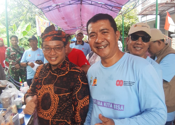 Ketua DPRD Kota Bekasi Sardi Efendi berpoto bersama Ketua RW 21 Pesona Anggrek Harapan Jaya Bekasi Utara, Alamsyah Purba, ST.