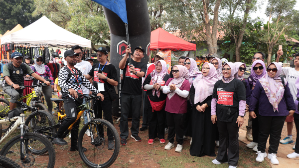 Ketua KORMI Kota Bekasi, Wiwiek Hargono Tri Adhianto saat membuka Fun Fest One for All di Lapangan Stadion Mini Jatisampurna, Minggu (7/9/2025).